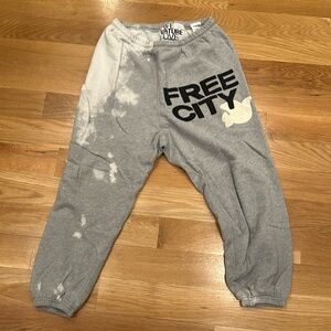 Freecity Superfluff OG sweatpants size small
Heather Bleachout